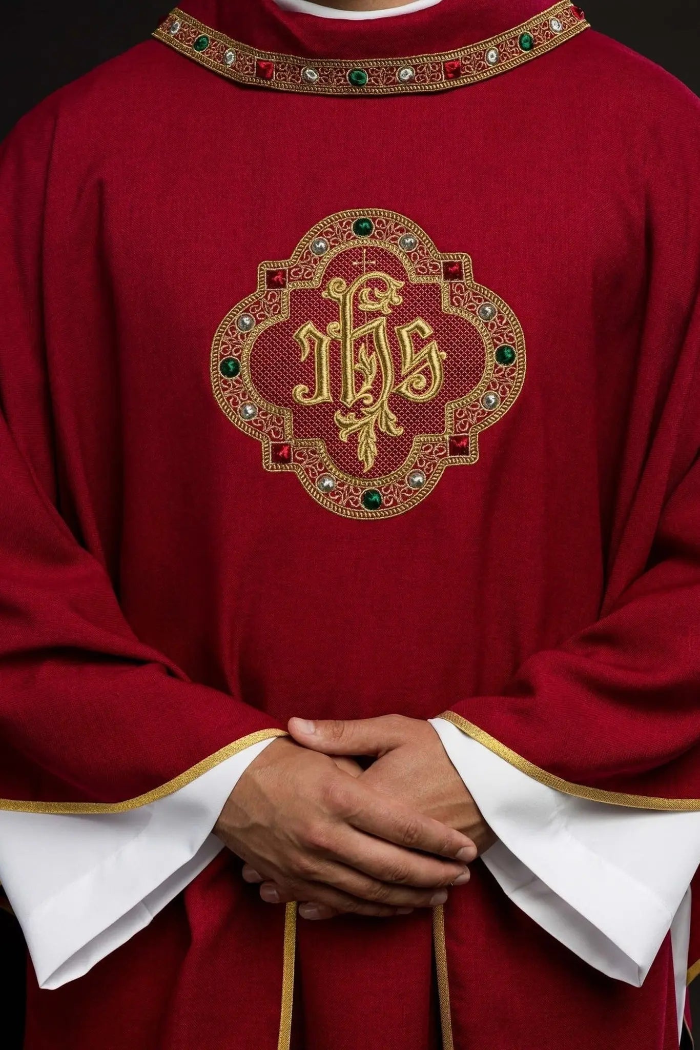 Chasuble avec ceinture richement brodée et passepoil autour du col IHS I broderie en rouge