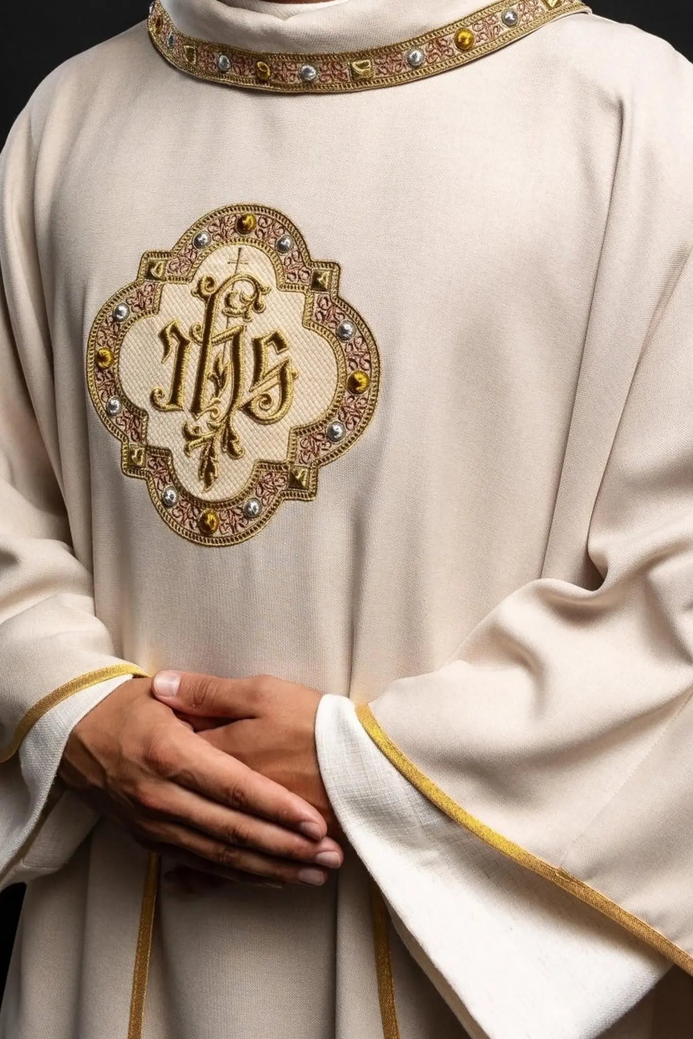 Chasuble avec ceinture richement brodée et passepoil autour de la broderie IHS, col en couleur écrue