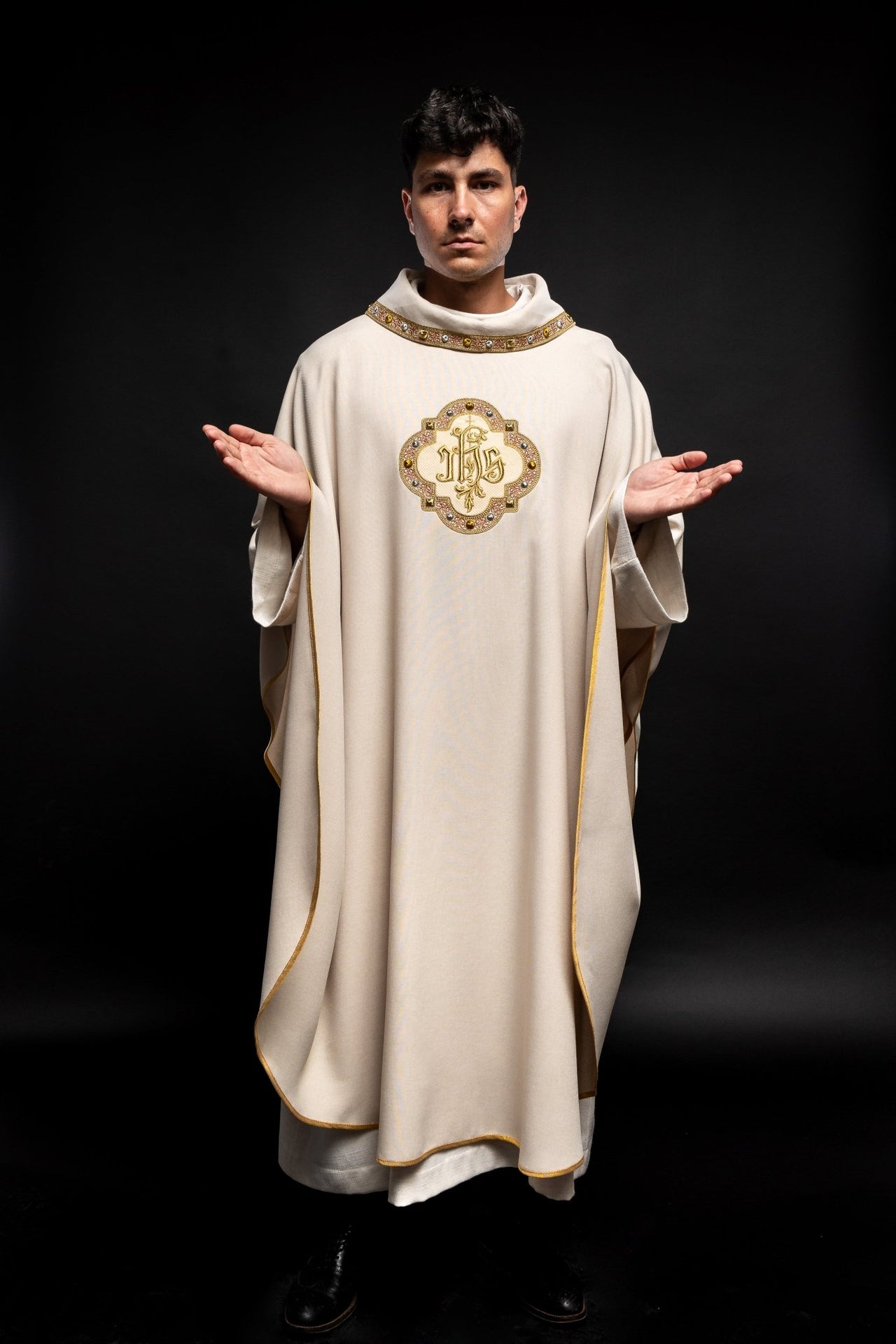 Ornat z bogato haftowanym pasem i lamówką wokół haft IHS I kołnierza w kolorze ecru