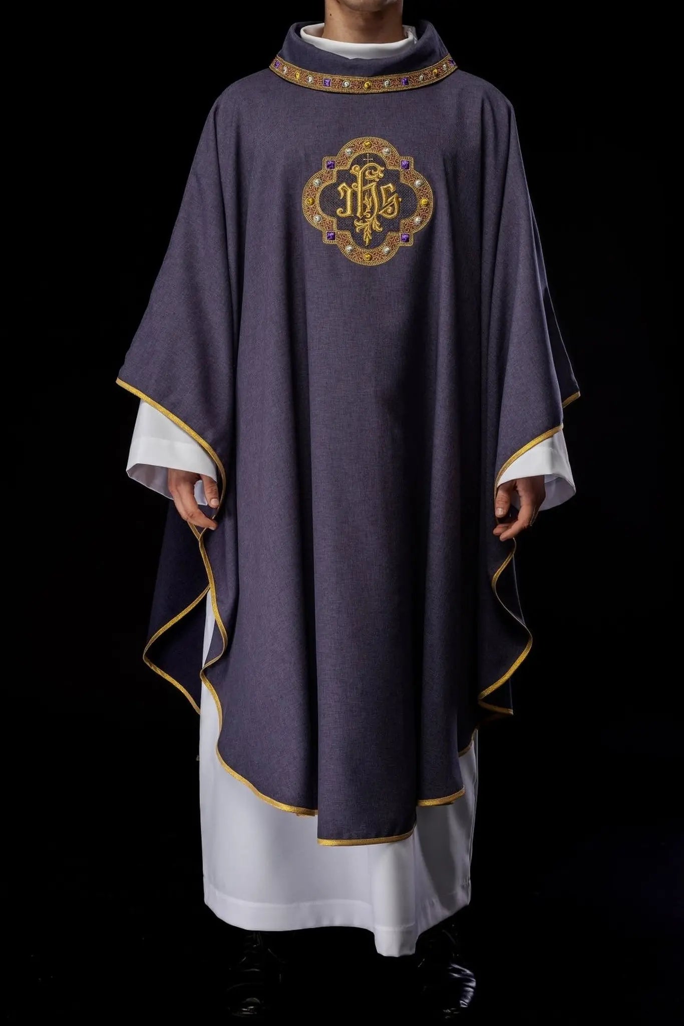 Chasuble avec ceinture richement brodée et passepoil autour de la broderie du col IHS I en couleur violette