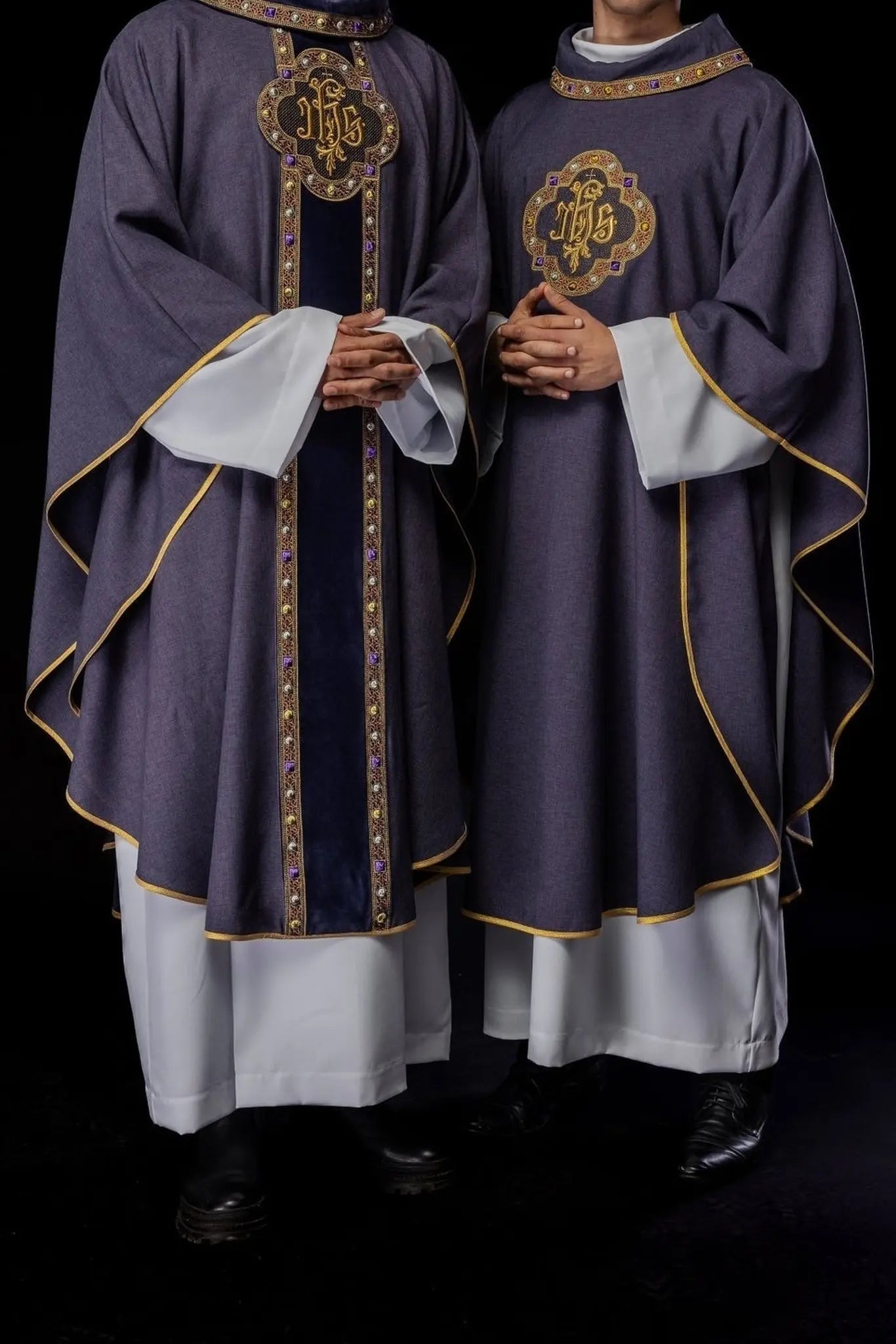 Chasuble avec ceinture richement brodée et passepoil autour de la broderie du col IHS I en couleur violette