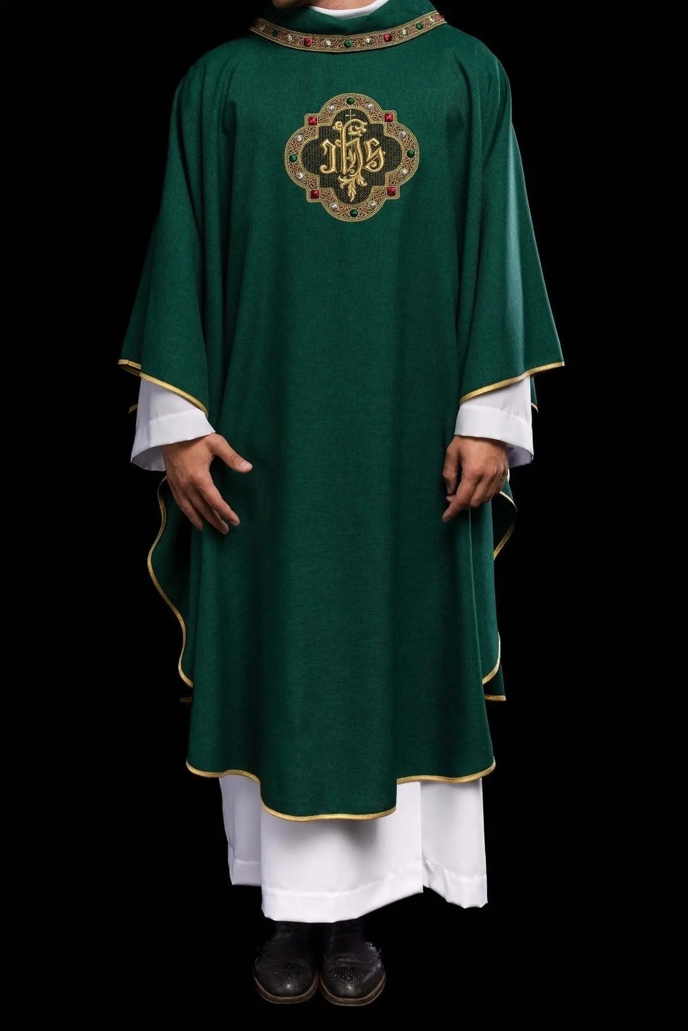 Chasuble avec ceinture richement brodée et passepoil autour de la broderie du col IHS en vert