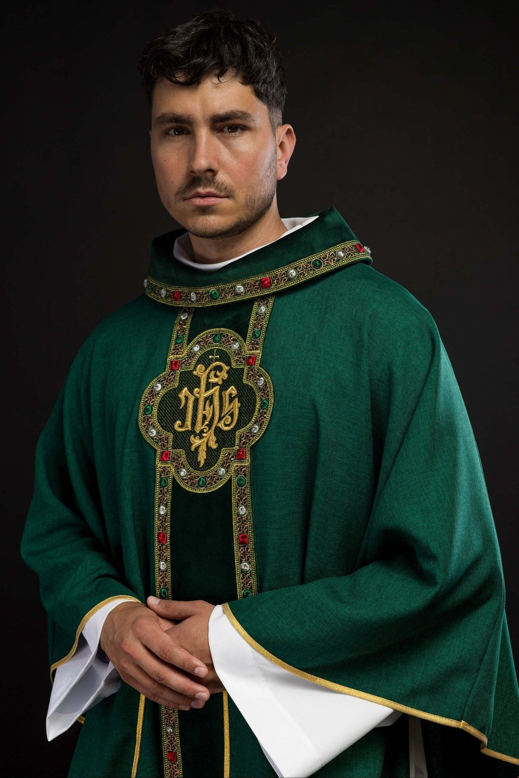 Ornat z bogato haftowanym pasem i lamówką wokół haft IHS I kołnierza w kolorze zielonym