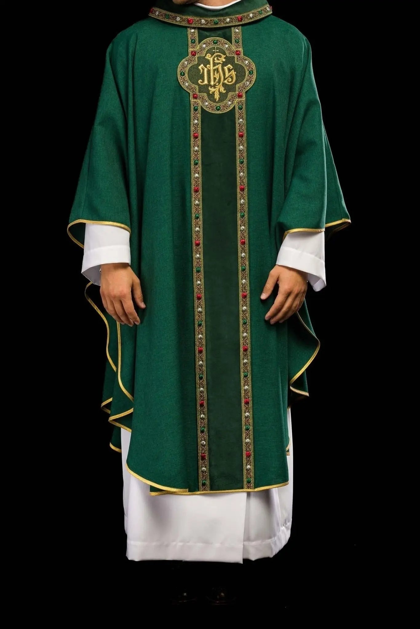 Chasuble avec ceinture richement brodée et passepoil autour de la broderie IHS et du col en vert
