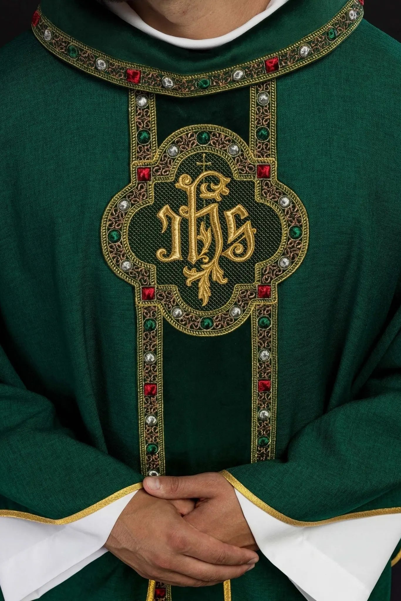 Chasuble avec ceinture richement brodée et passepoil autour de la broderie IHS et du col en vert