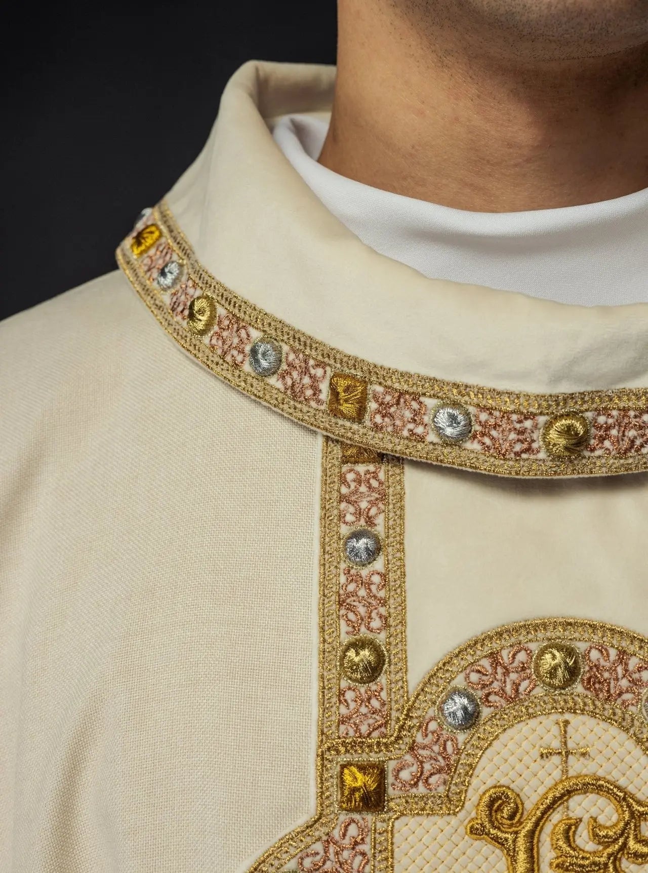 Chasuble avec ceinture richement brodée et passepoil autour de la broderie IHS et du col en couleur écrue