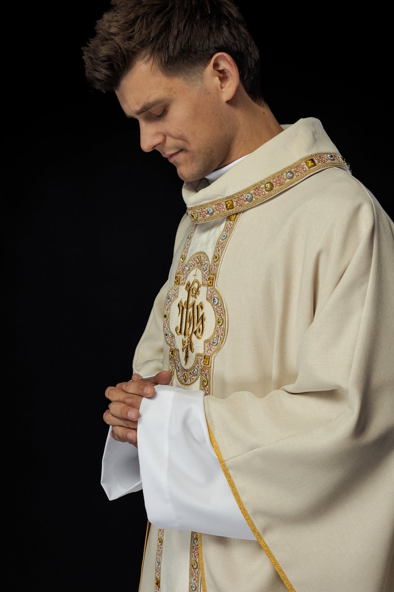 Ornat z bogato haftowanym pasem i lamówką wokół haftu IHS i kołnierza w kolorze ecru