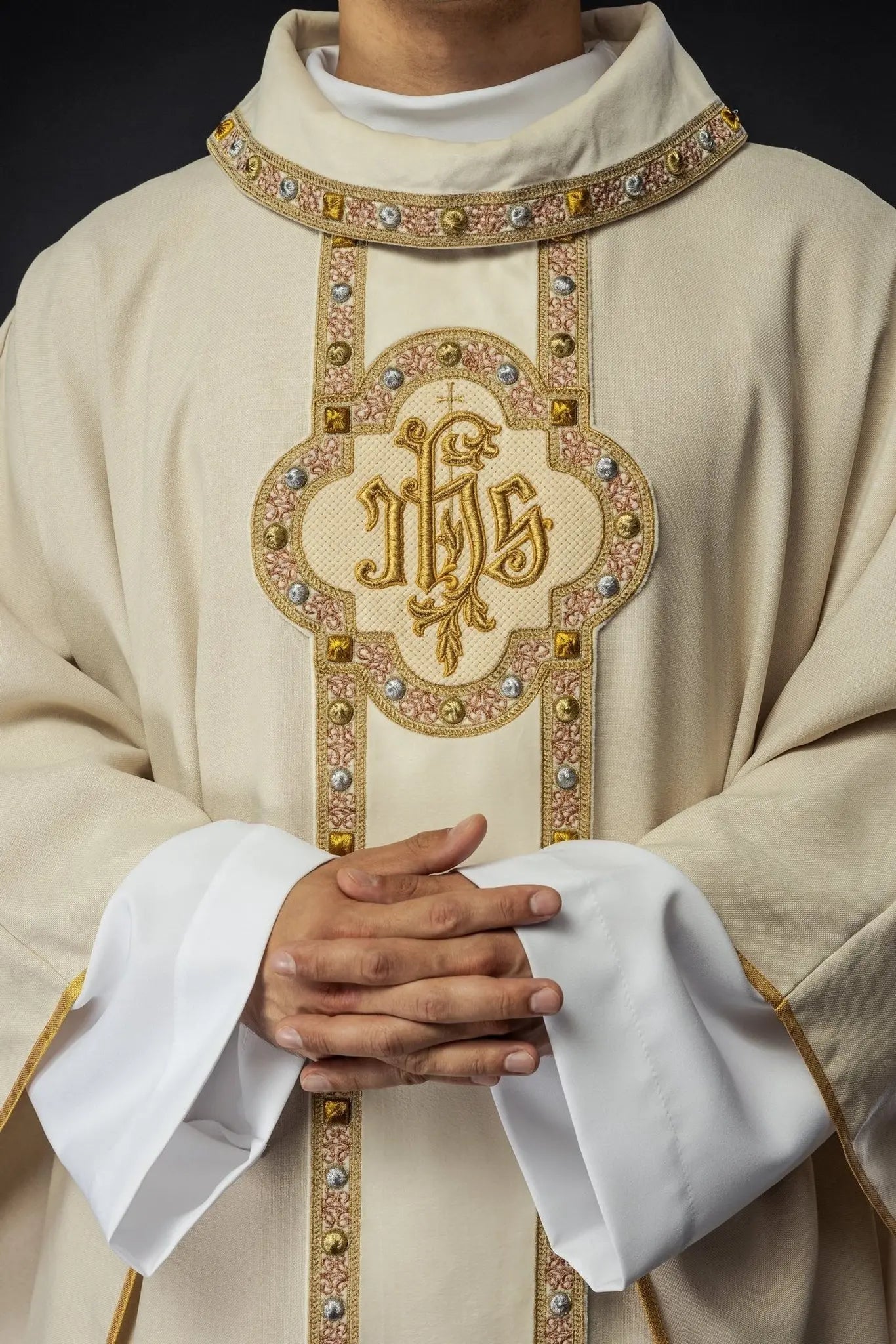 Chasuble avec ceinture richement brodée et passepoil autour de la broderie IHS et du col en couleur écrue
