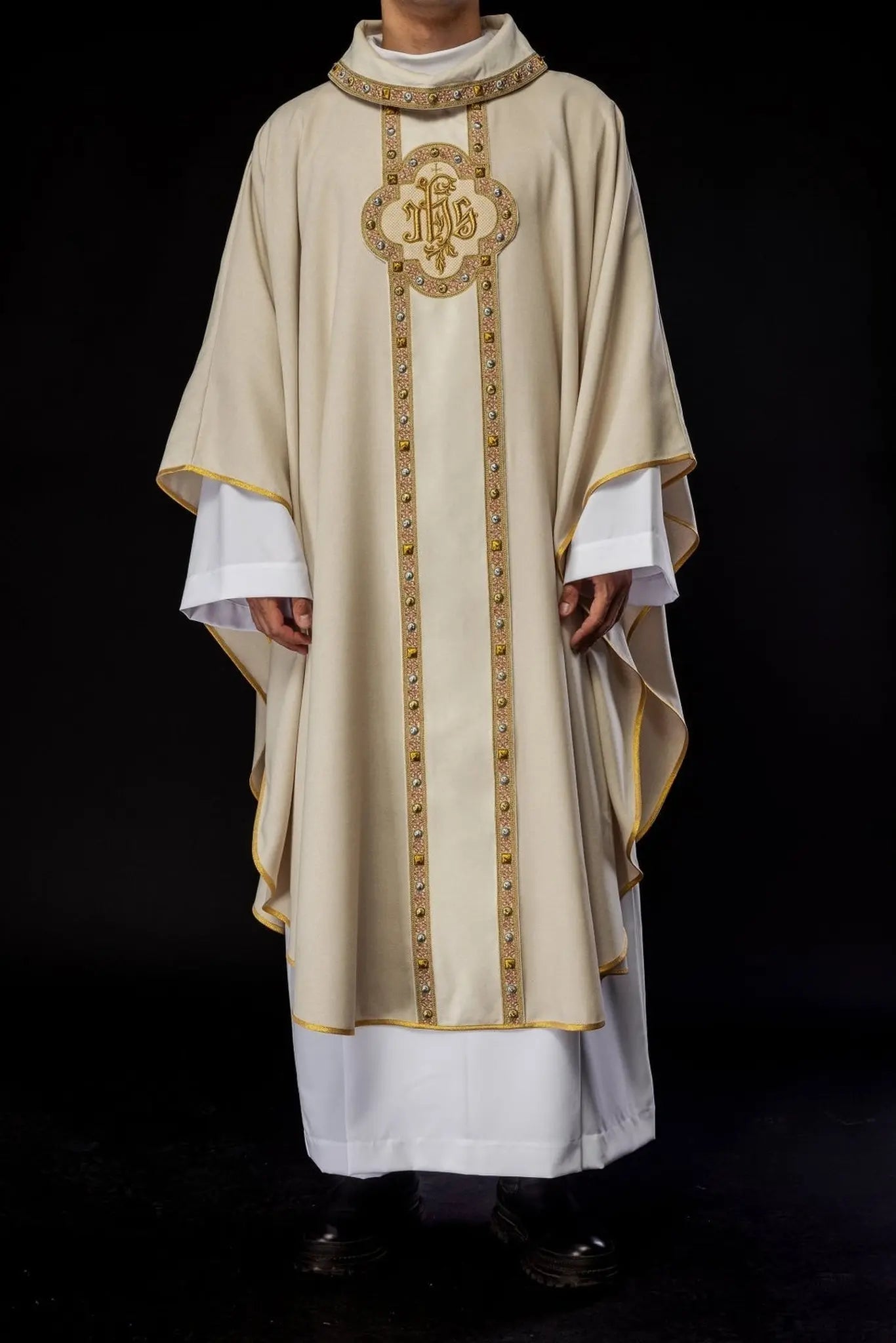 Chasuble avec ceinture richement brodée et passepoil autour de la broderie IHS et du col en couleur écrue