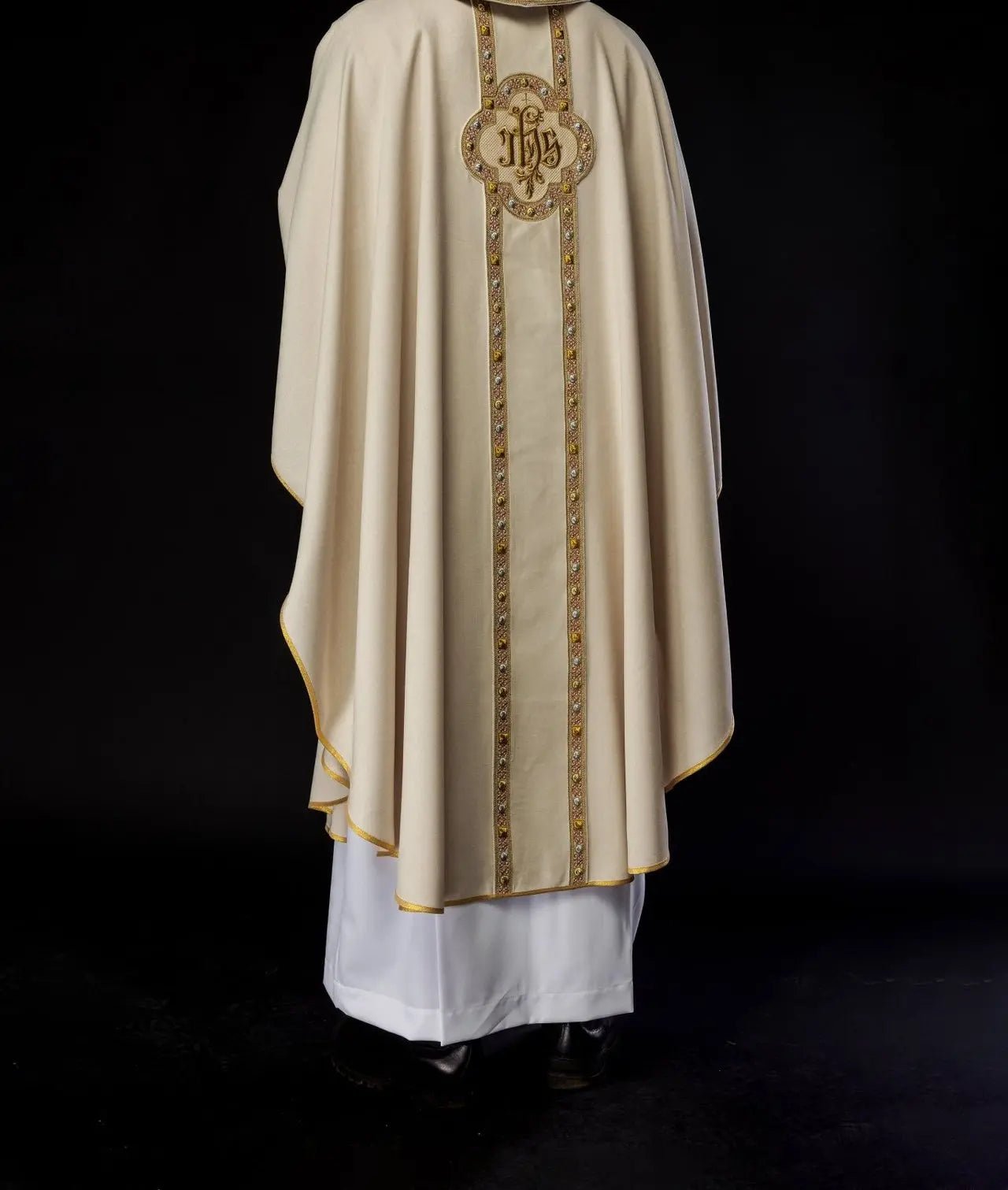 Chasuble avec ceinture richement brodée et passepoil autour de la broderie IHS et du col en couleur écrue