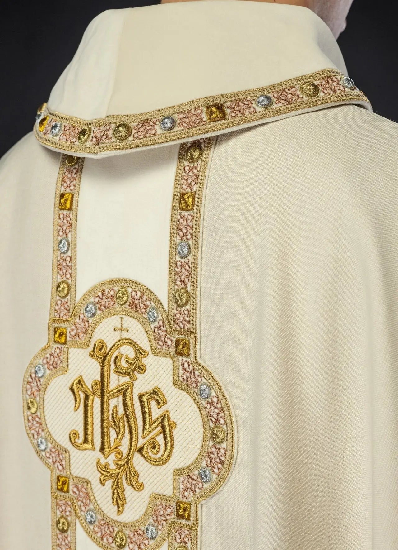 Chasuble avec ceinture richement brodée et passepoil autour de la broderie IHS et du col en couleur écrue