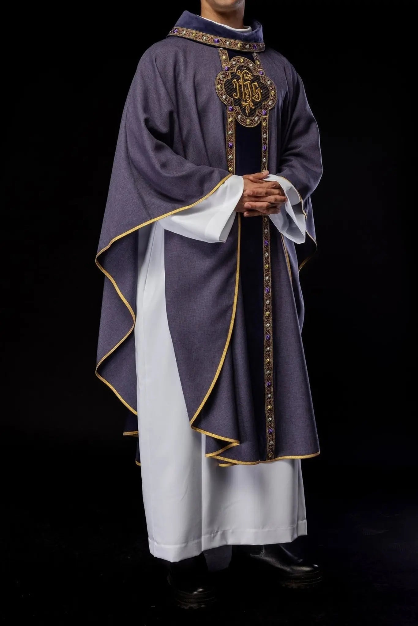 Chasuble avec ceinture richement brodée et passepoil autour de la broderie IHS et du col en violet