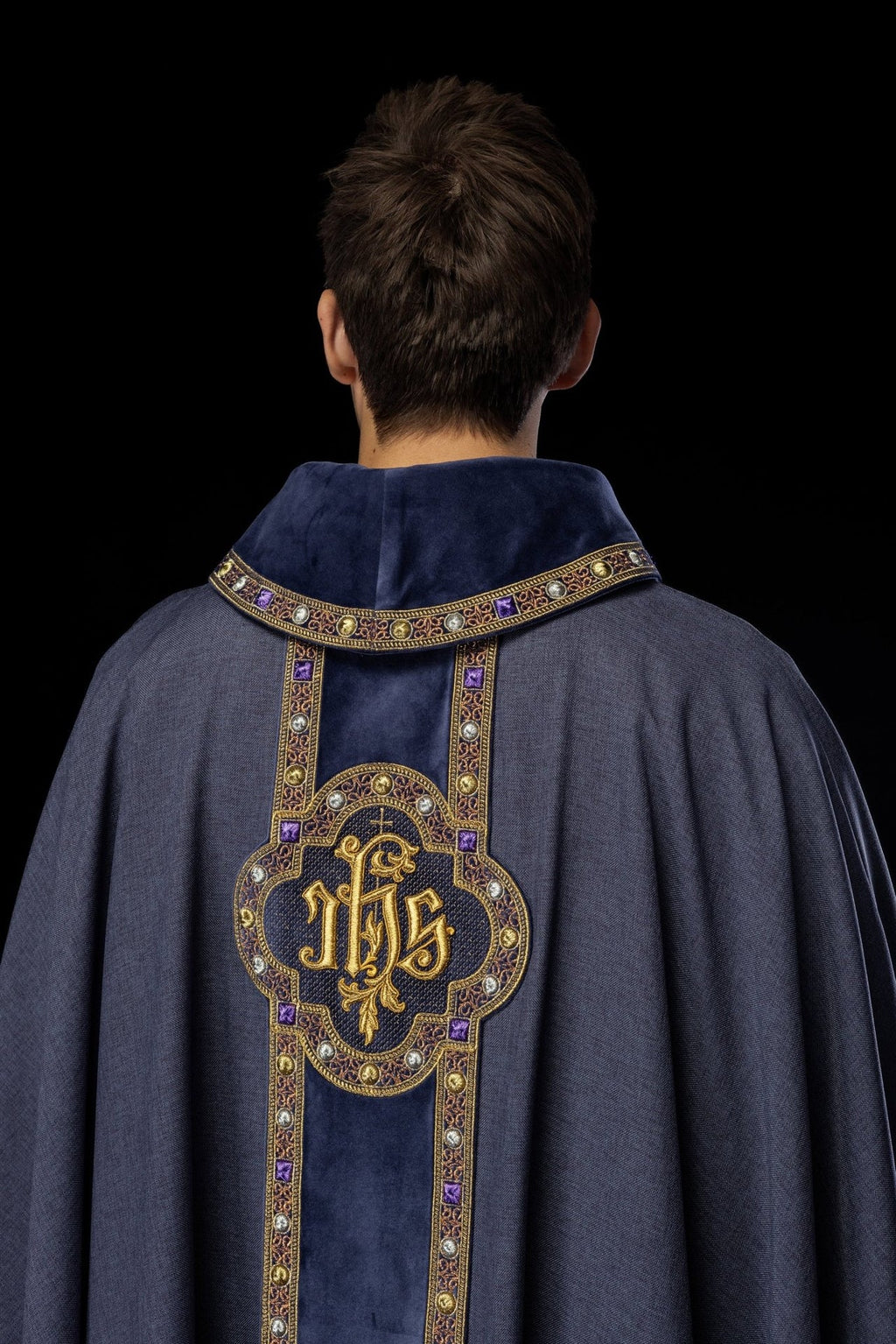 Ornat z bogato haftowanym pasem i lamówką wokół haftu IHS i kołnierza w kolorze fioletowym