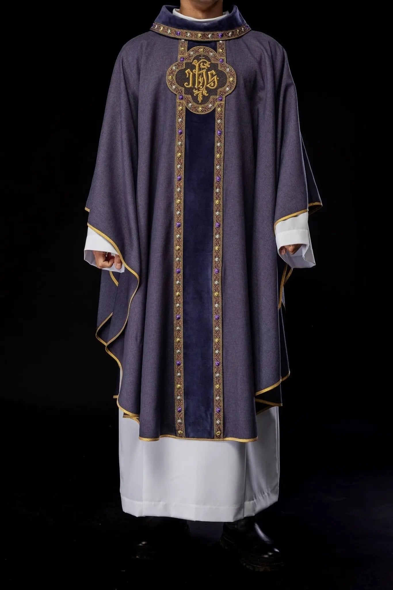 Chasuble avec ceinture richement brodée et passepoil autour de la broderie IHS et du col en violet