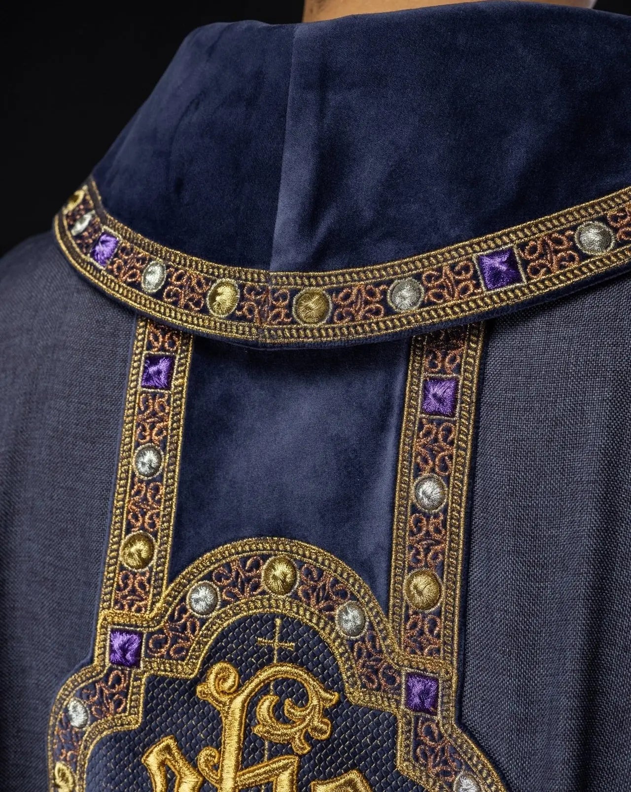 Chasuble avec ceinture richement brodée et passepoil autour de la broderie IHS et du col en violet