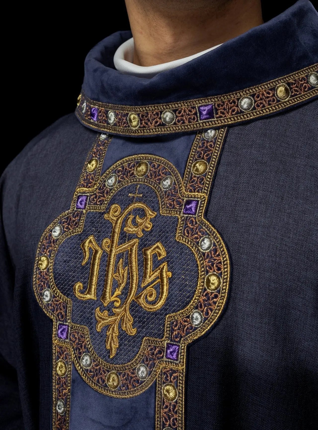 Chasuble avec ceinture richement brodée et passepoil autour de la broderie IHS et du col en violet