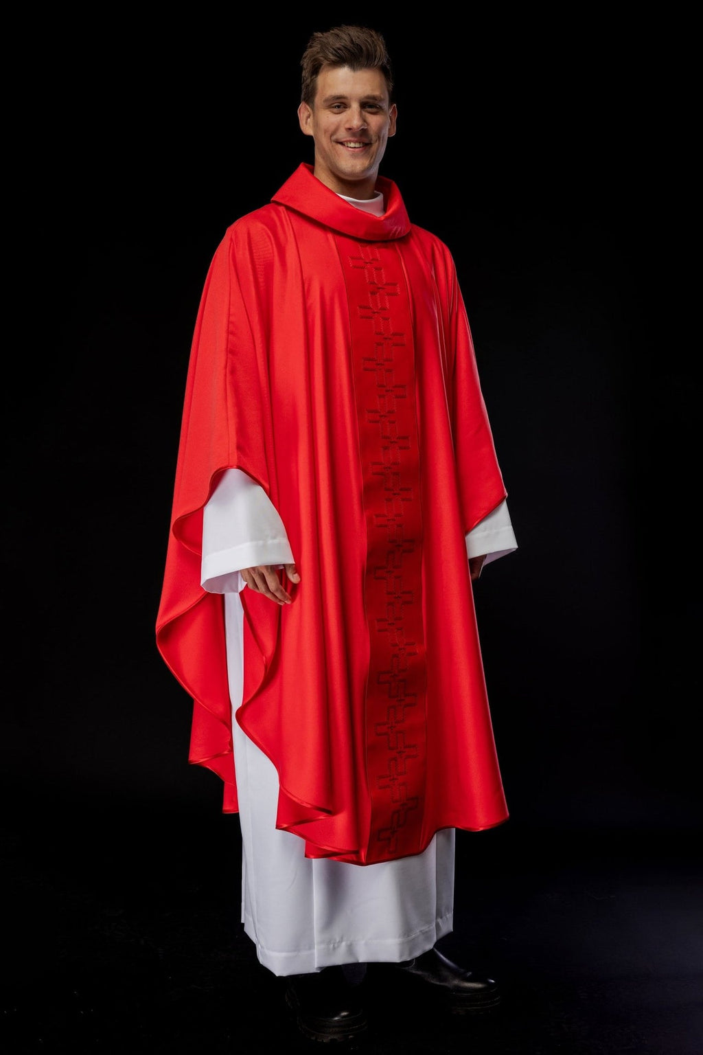 Ornat z bogato haftowanym pasem w haft krzyży w kolorze czerwonym