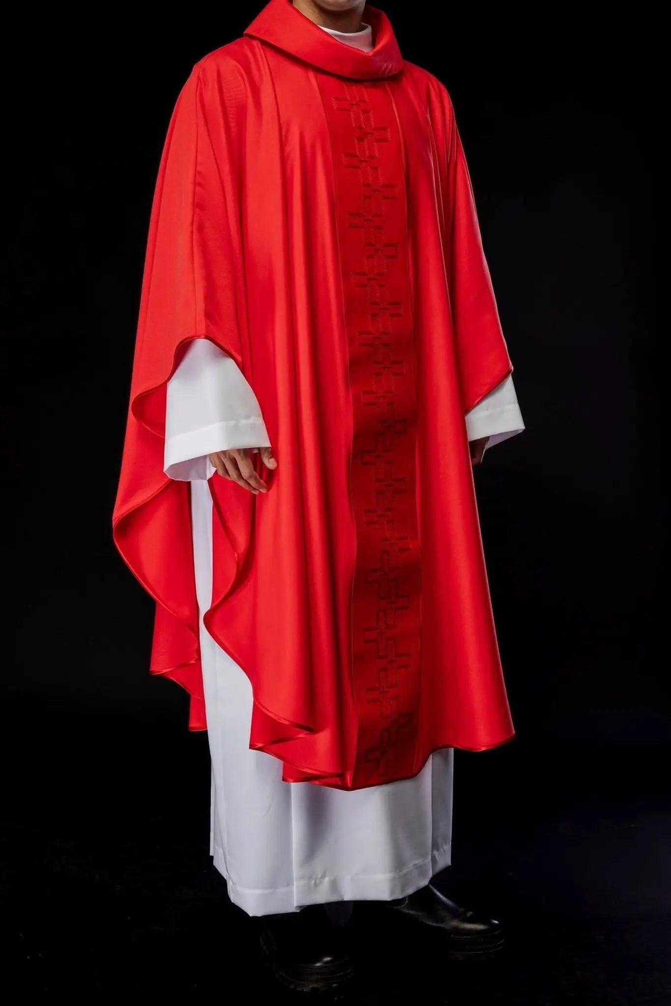 Chasuble avec ceinture richement brodée en broderie de croix rouge