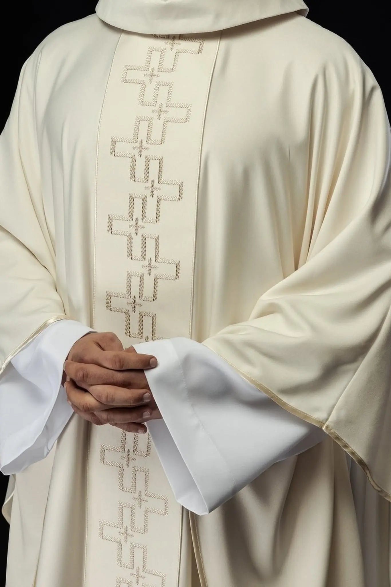 Chasuble avec ceinture richement brodée en broderie croix écrue