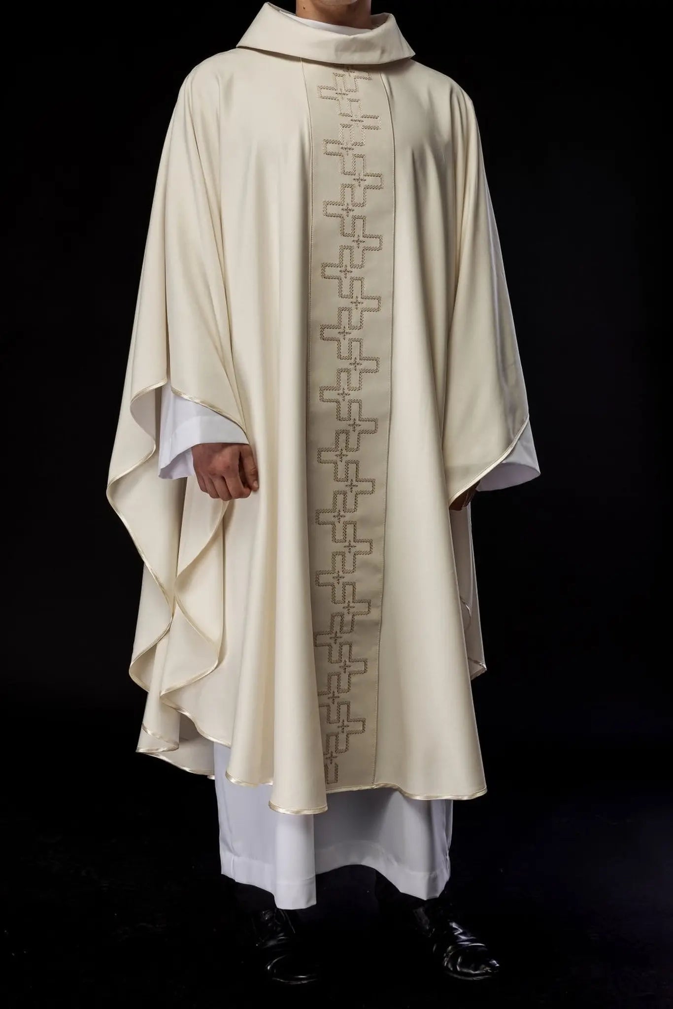 Chasuble avec ceinture richement brodée en broderie croix écrue