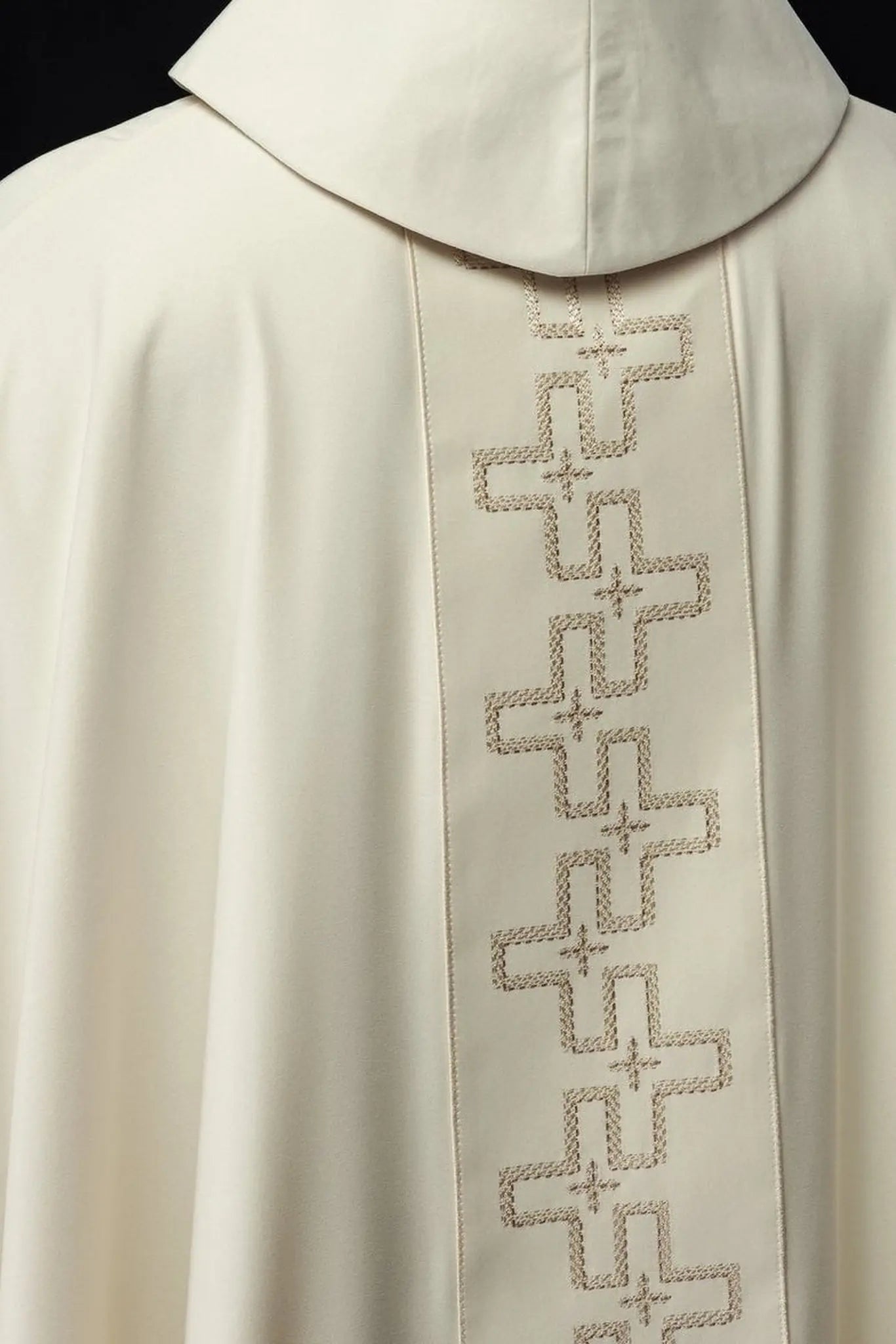 Chasuble avec ceinture richement brodée en broderie croix écrue