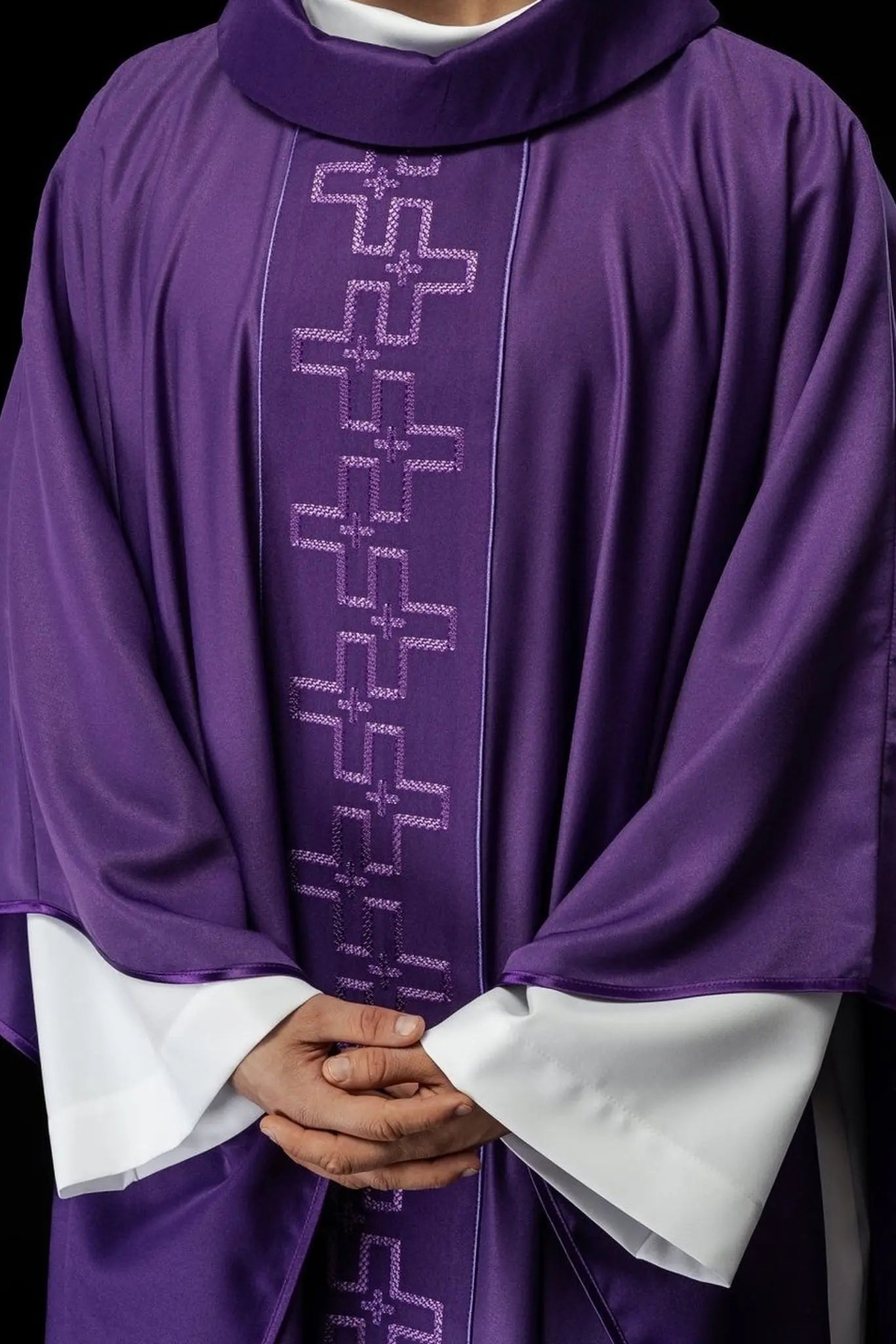 Chasuble avec ceinture richement brodée en broderie croisée de couleur violette