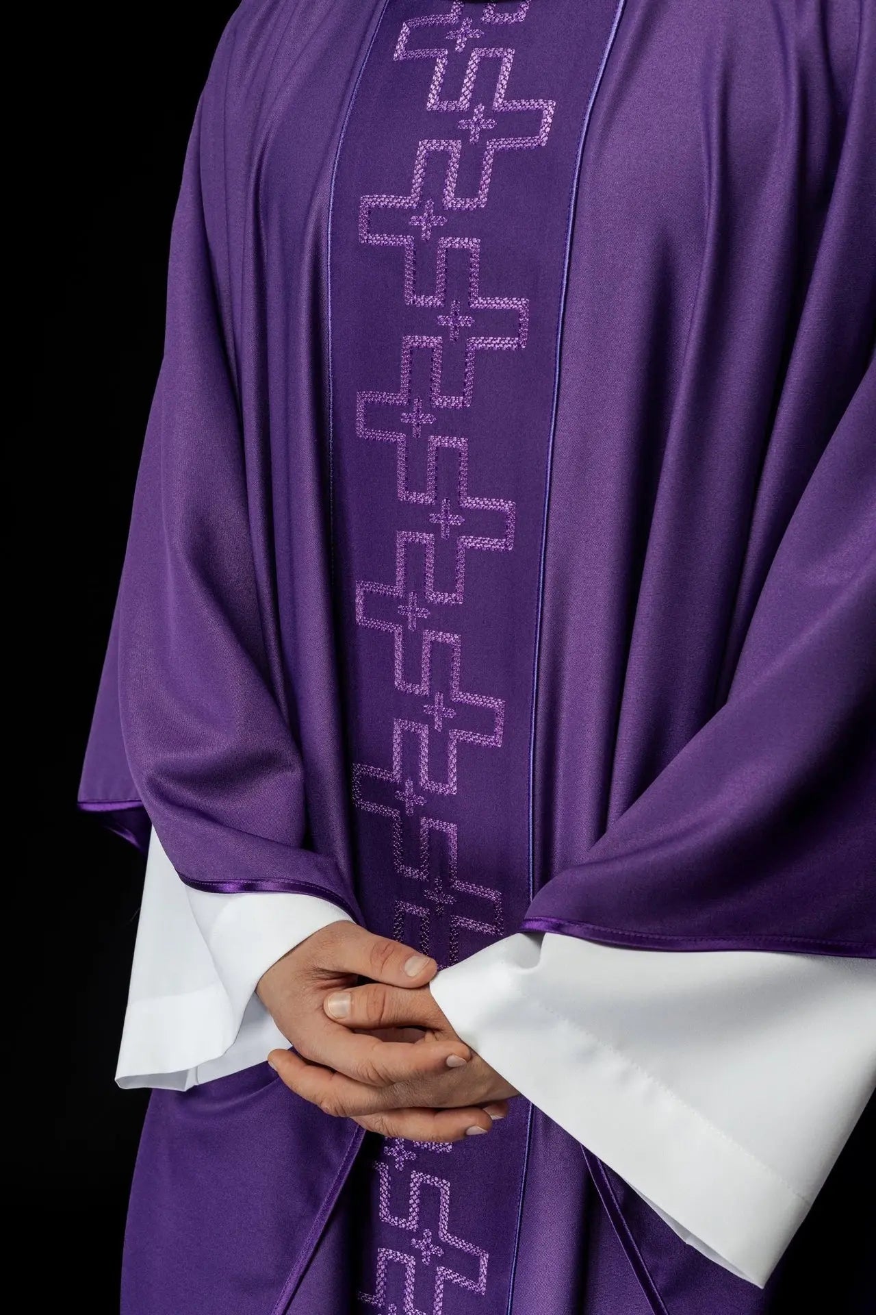 Chasuble avec ceinture richement brodée en broderie croisée de couleur violette