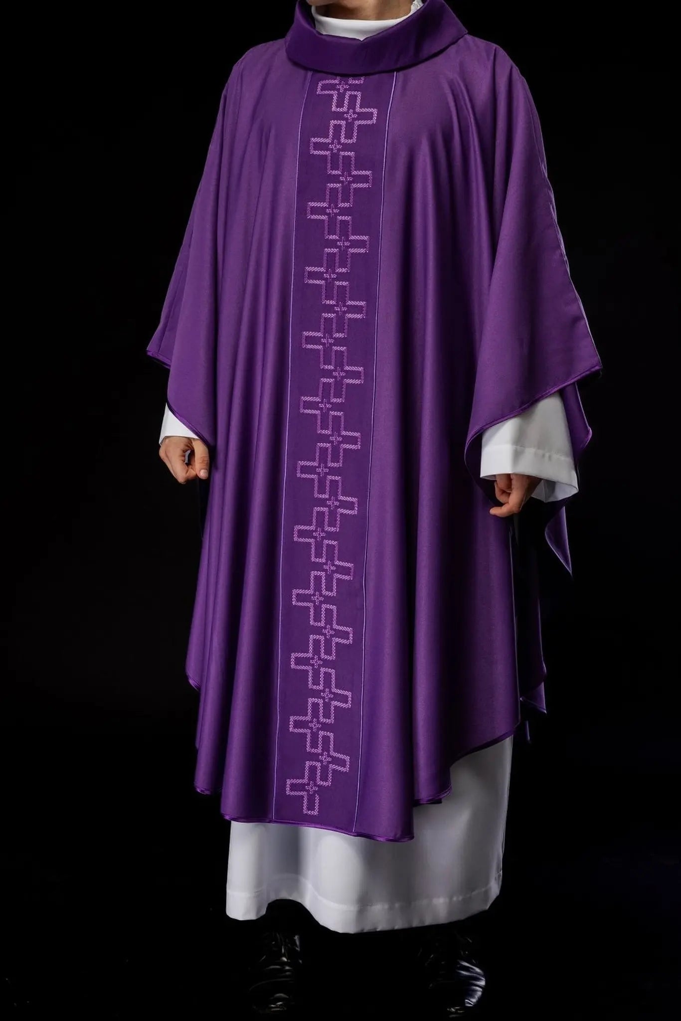 Chasuble avec ceinture richement brodée en broderie croisée de couleur violette