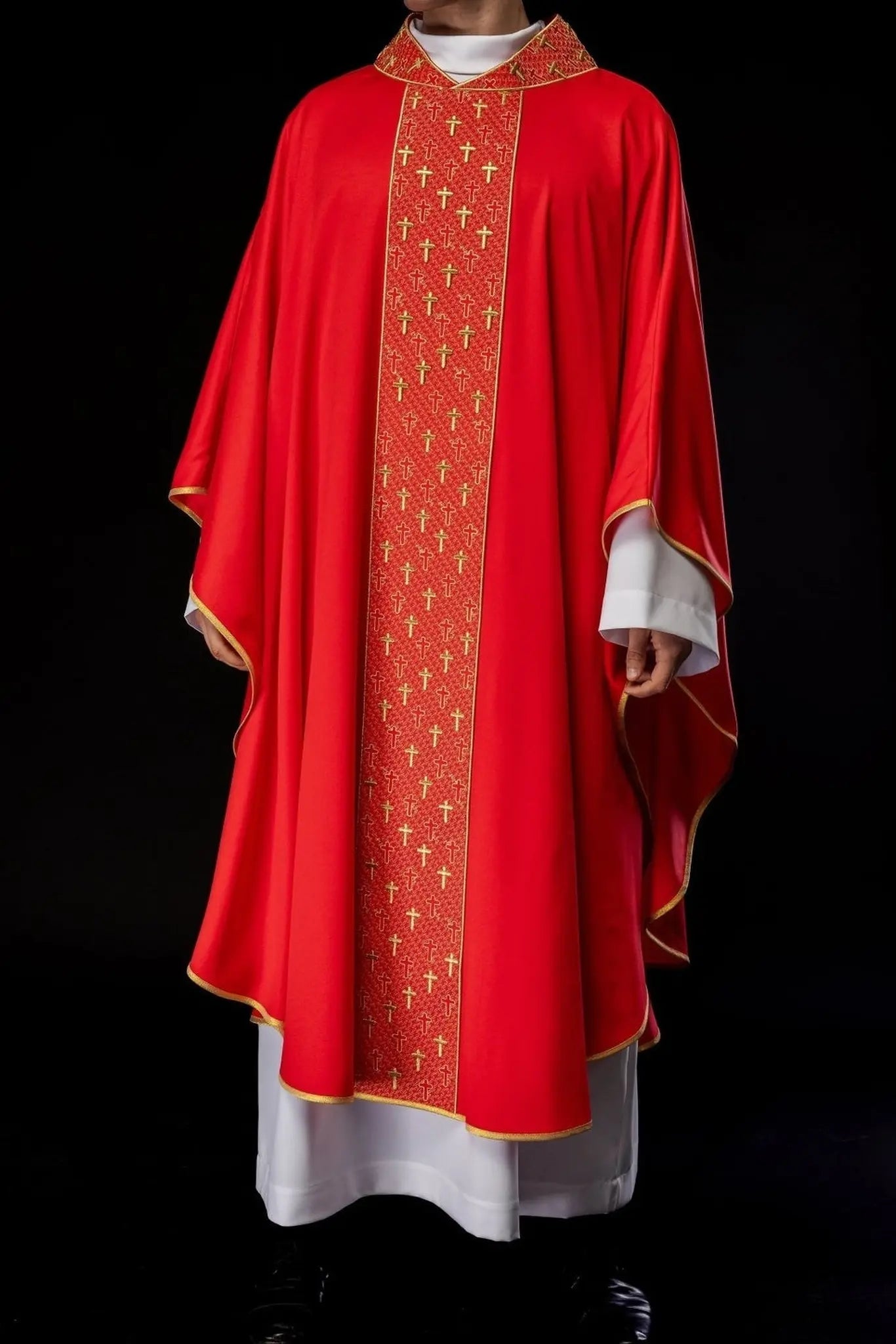 Chasuble avec ceinture richement brodée de croix en couleur rouge