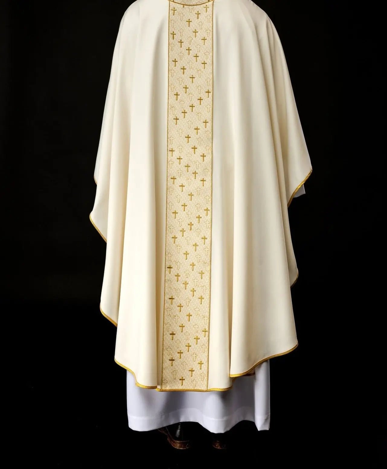 Chasuble avec ceinture richement brodée de croix en couleur écru