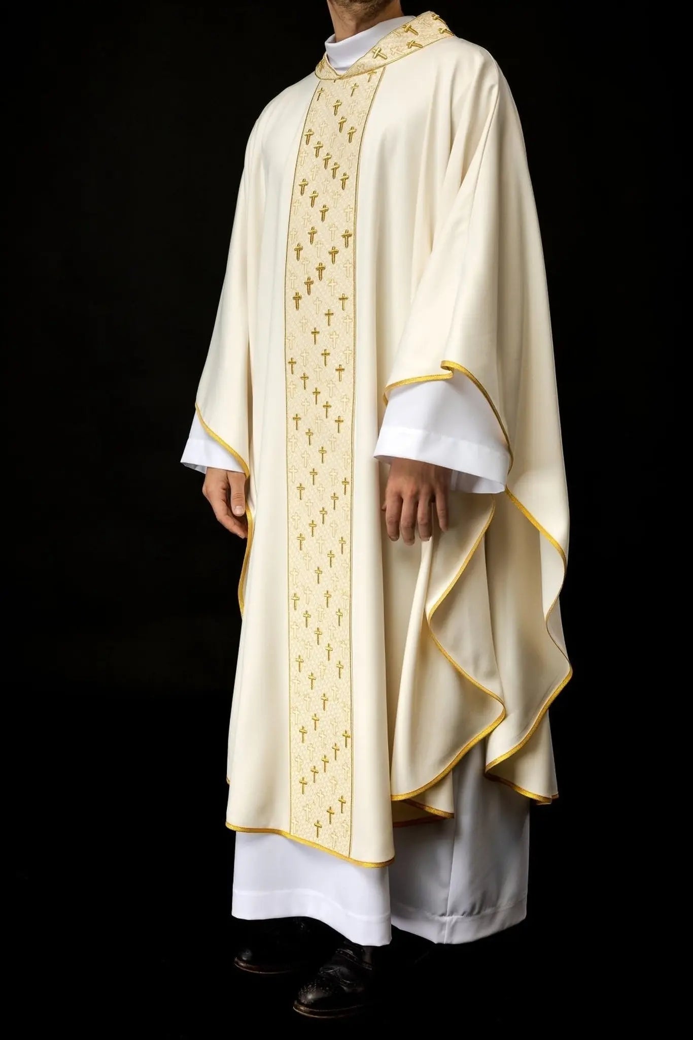 Chasuble avec ceinture richement brodée de croix en couleur écru