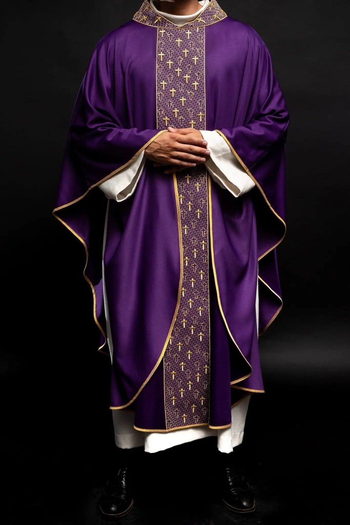 Chasuble avec ceinture richement brodée de croix en couleur pourpre