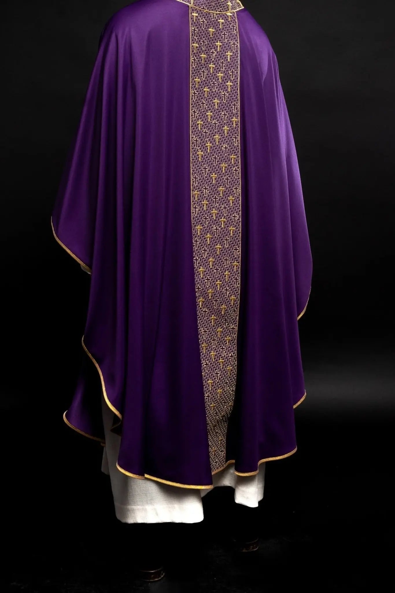 Chasuble avec ceinture richement brodée de croix en couleur pourpre