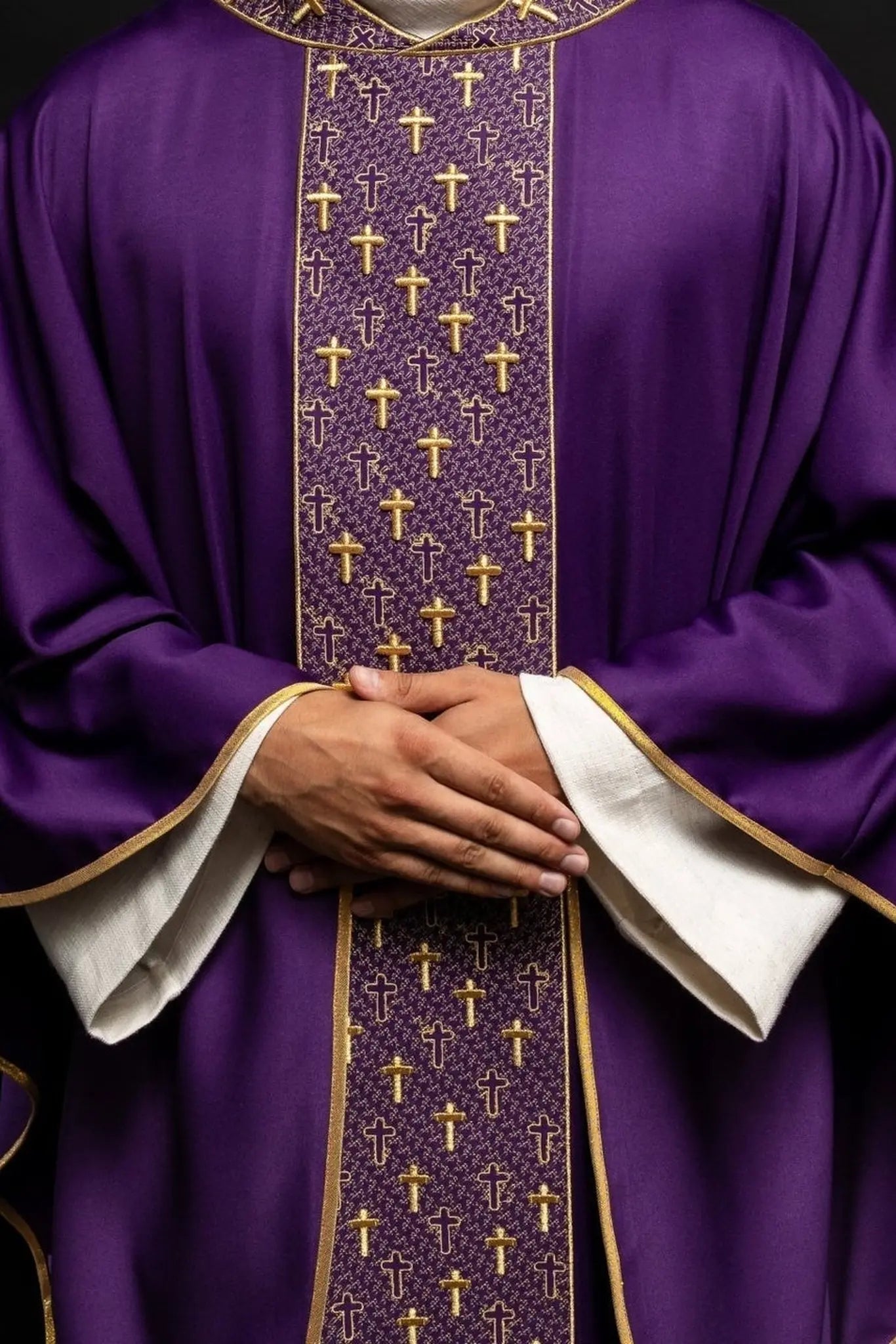 Chasuble avec ceinture richement brodée de croix en couleur pourpre
