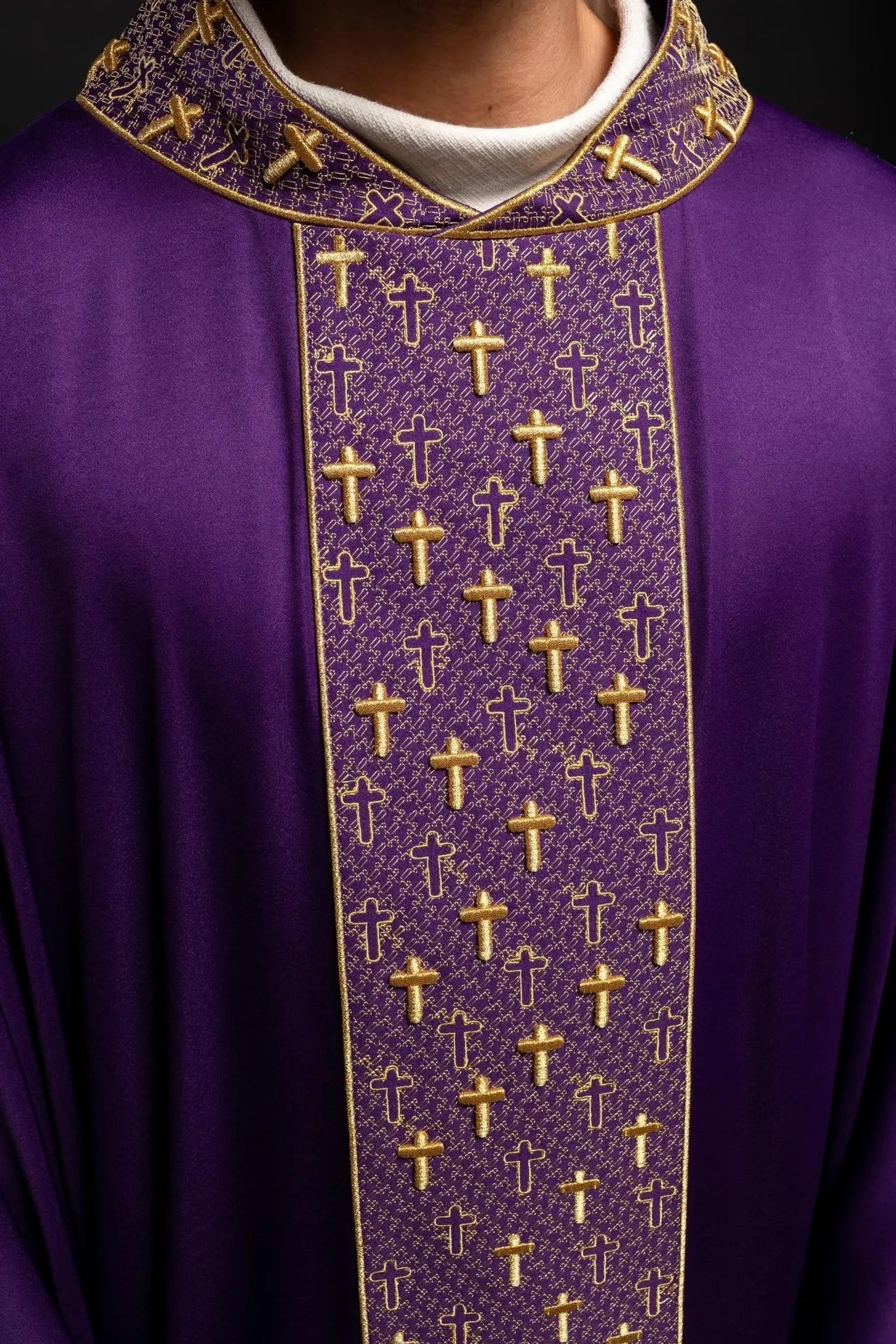 Chasuble avec ceinture richement brodée de croix en couleur pourpre