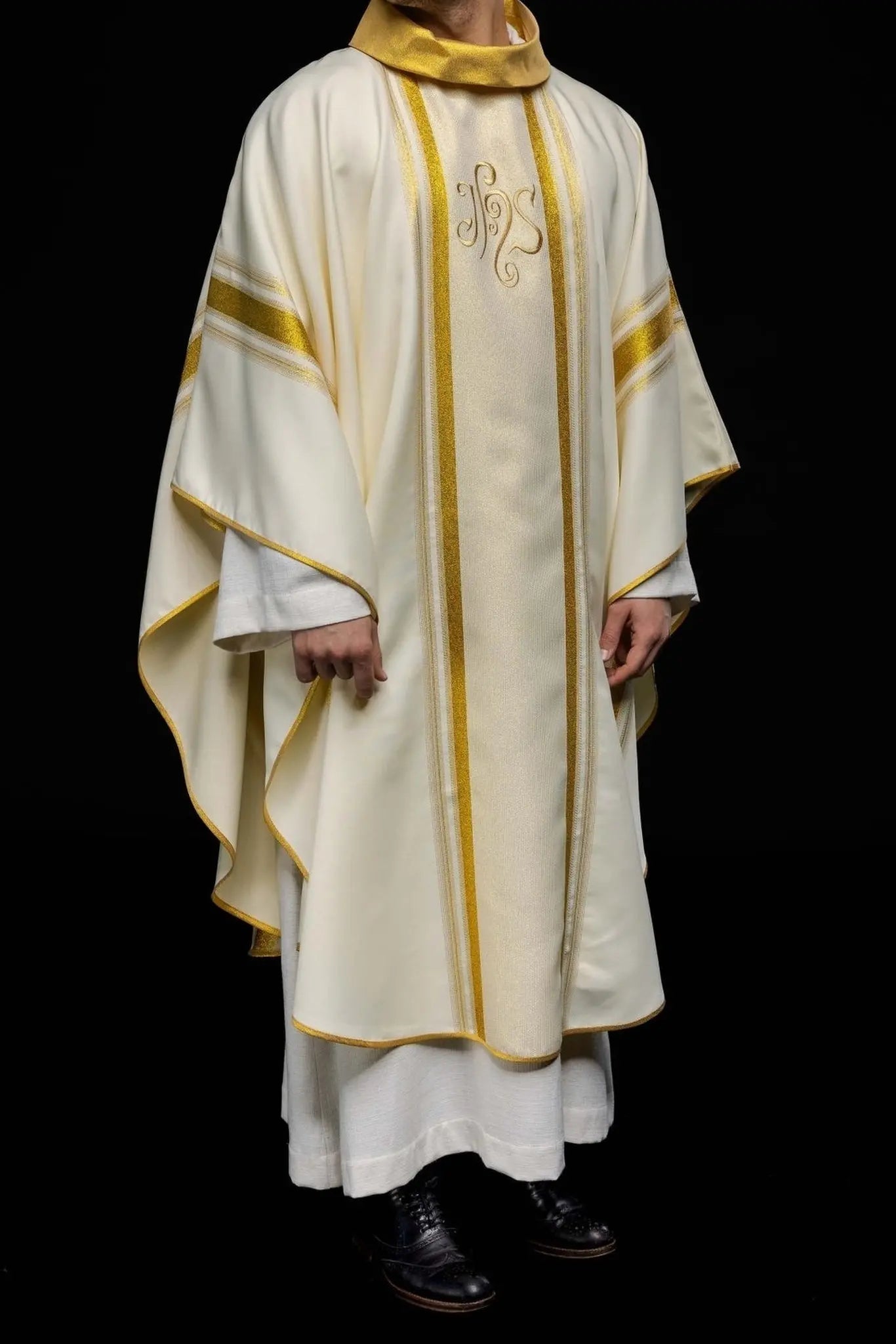 Chasuble avec riche dorure et motif IHS