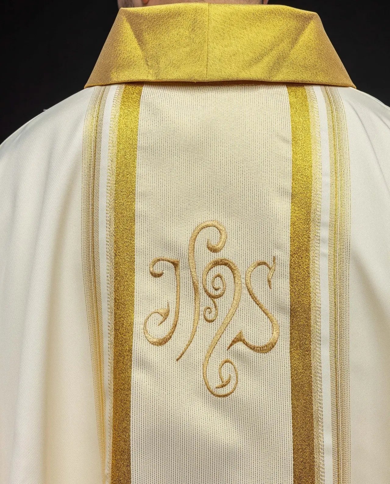 Chasuble avec riche dorure et motif IHS