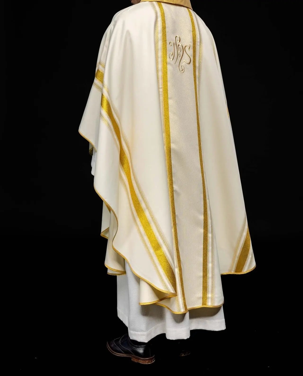 Chasuble avec riche dorure et motif IHS