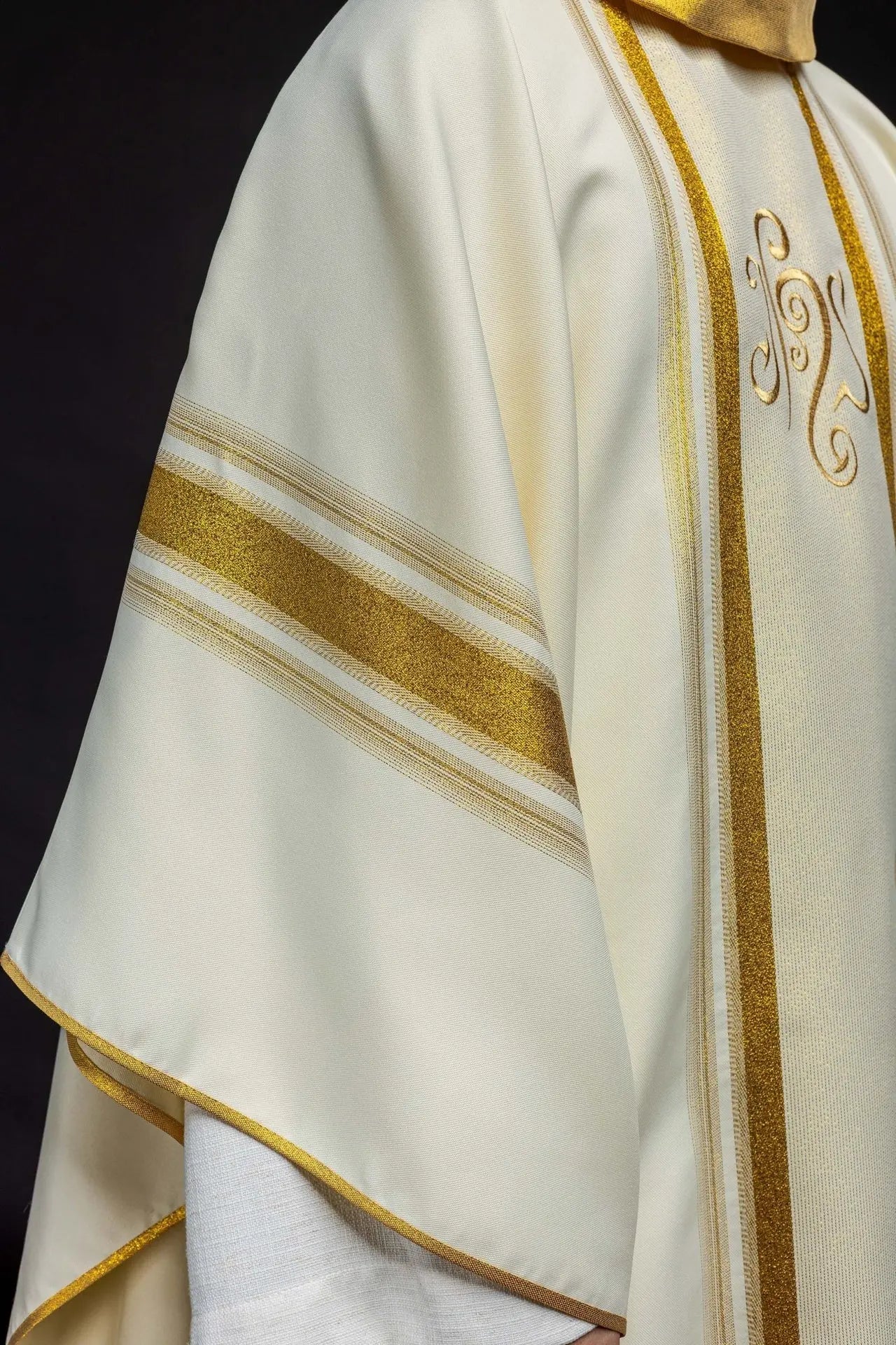 Chasuble avec riche dorure et motif IHS