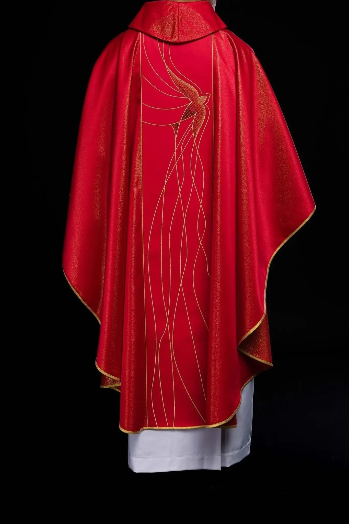Chasuble en tissu brillant richement brodée en rouge