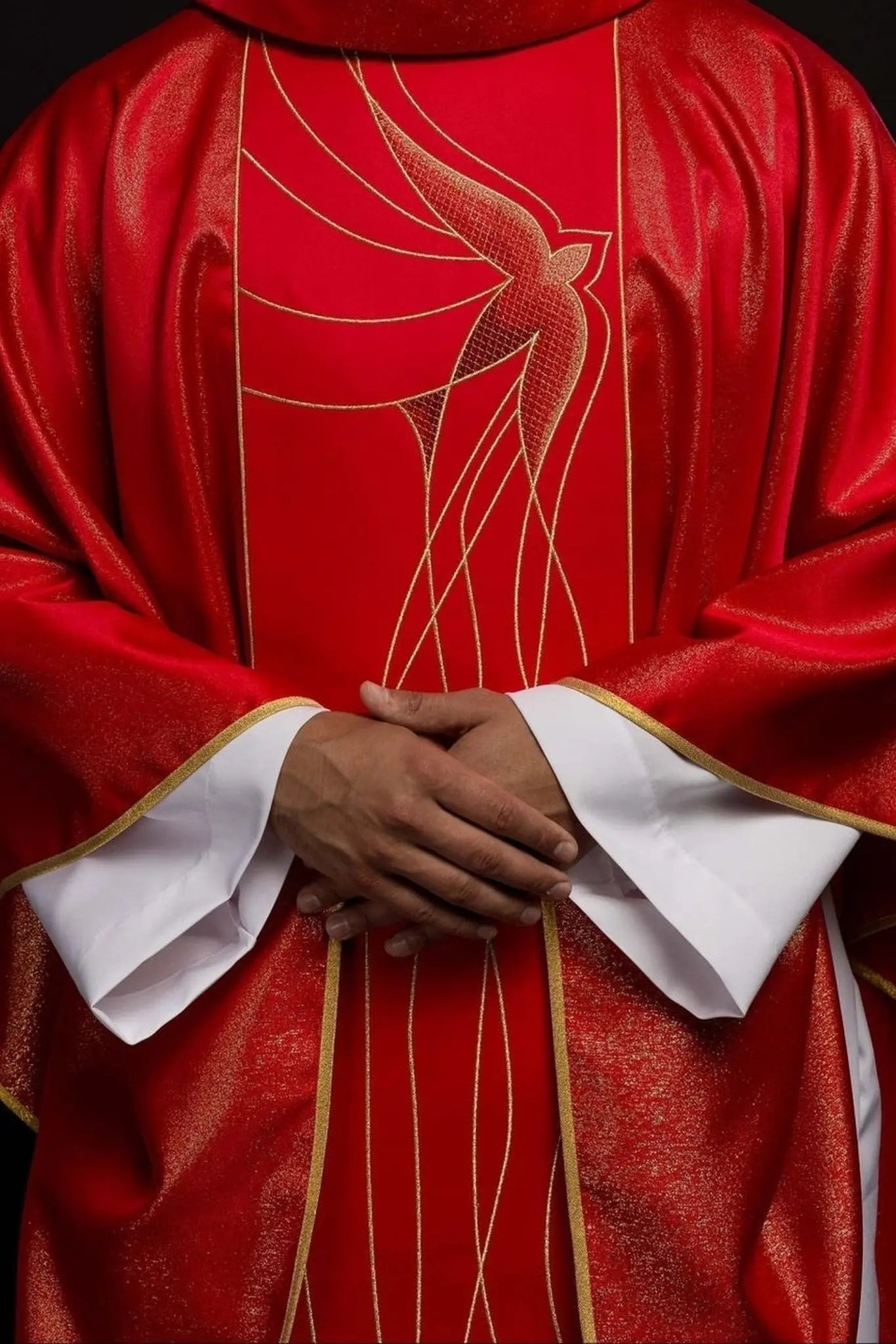 Chasuble en tissu brillant richement brodée en rouge