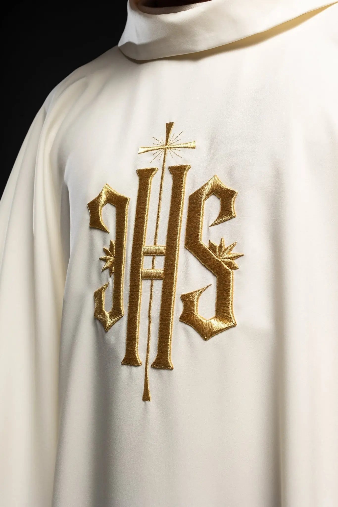 Chasuble avec broderie IHS en écru