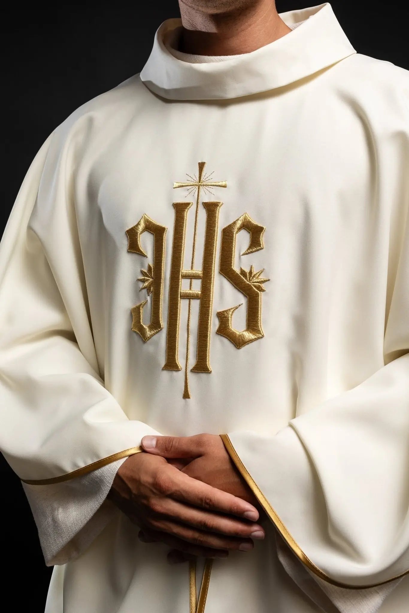 Chasuble avec broderie IHS en écru