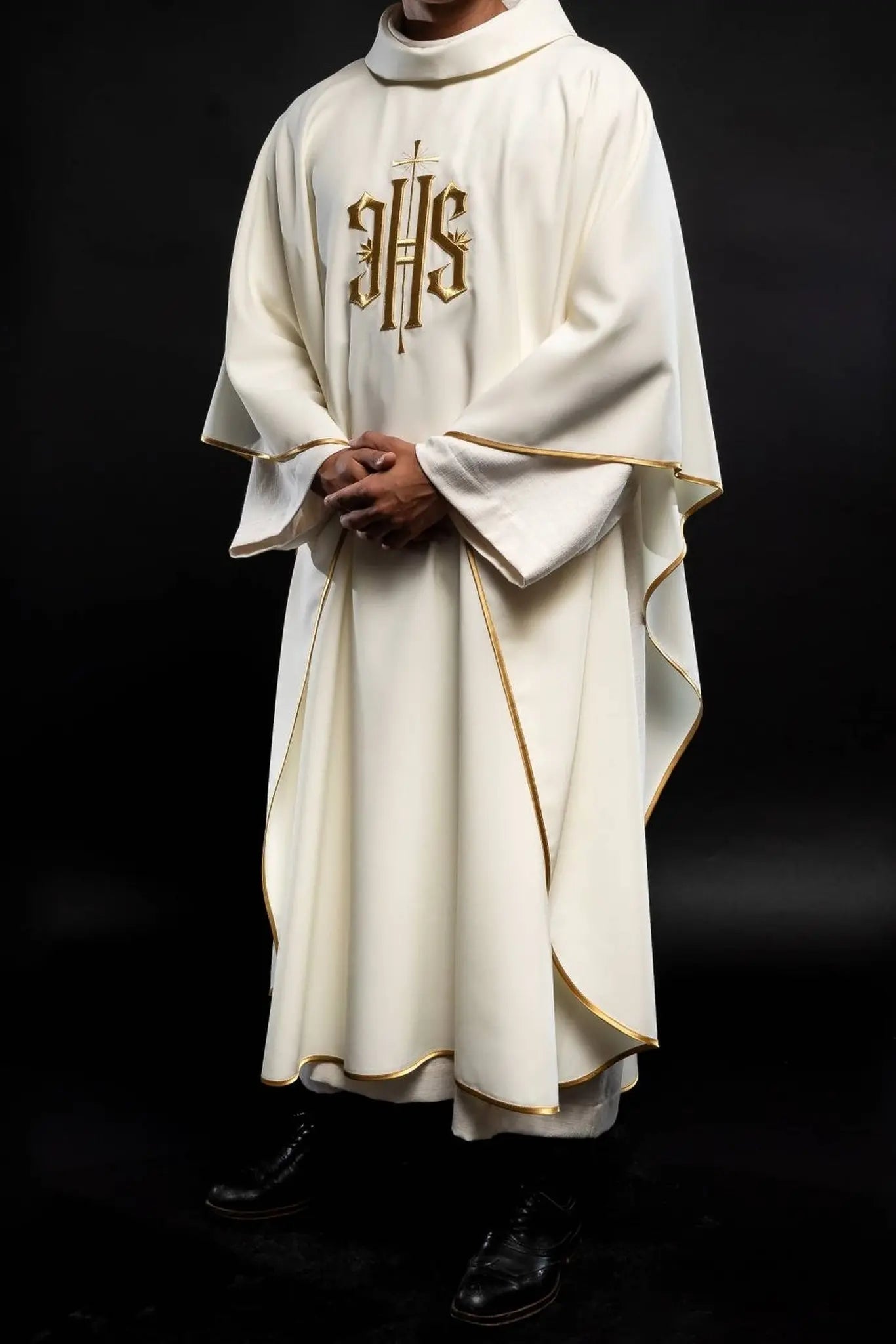 Chasuble avec broderie IHS en écru
