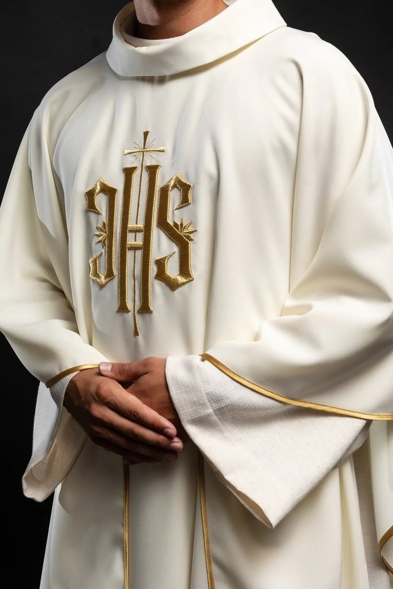 Chasuble avec broderie IHS en écru