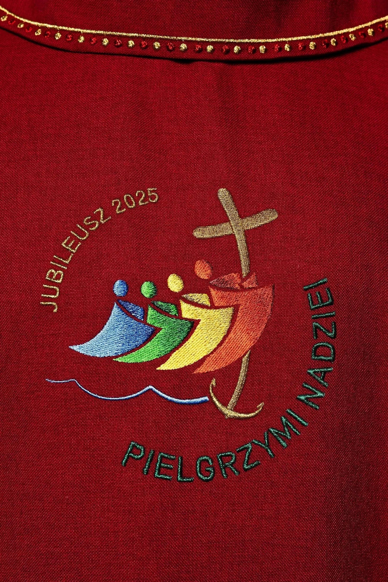 Chasuble avec broderie JUBILEE ROME 2025 et bordure de col rouge (en langue polonaise)