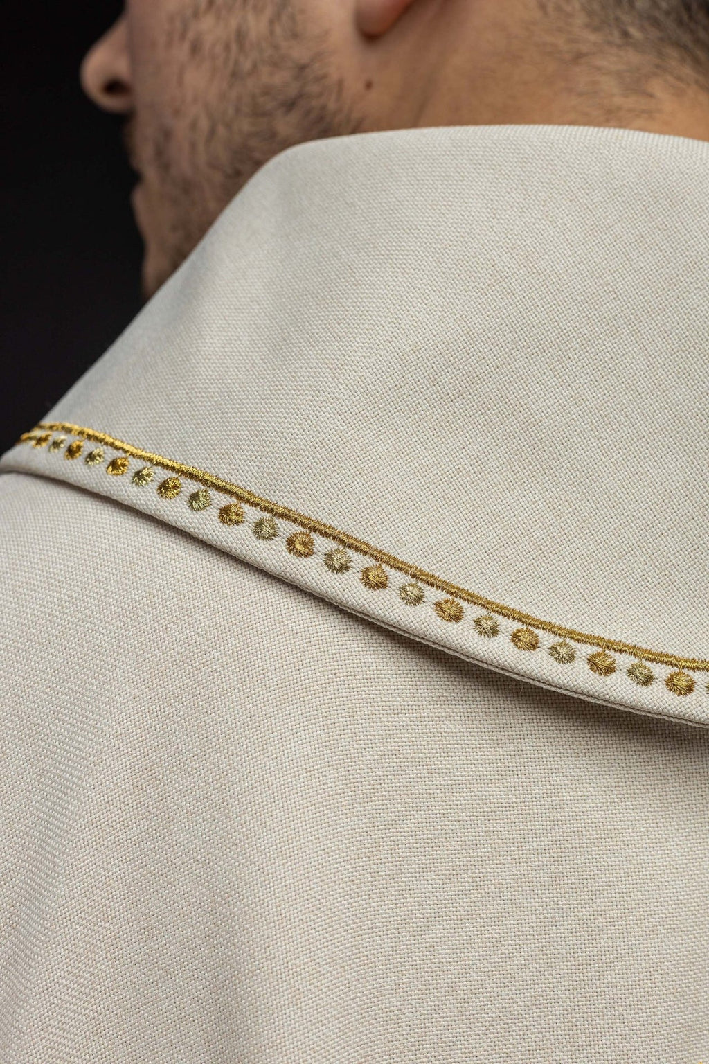 Ornat z haftem JUBILEUSZ RZYM 2025 z lamówką na kołnierzu w kolorze ecru