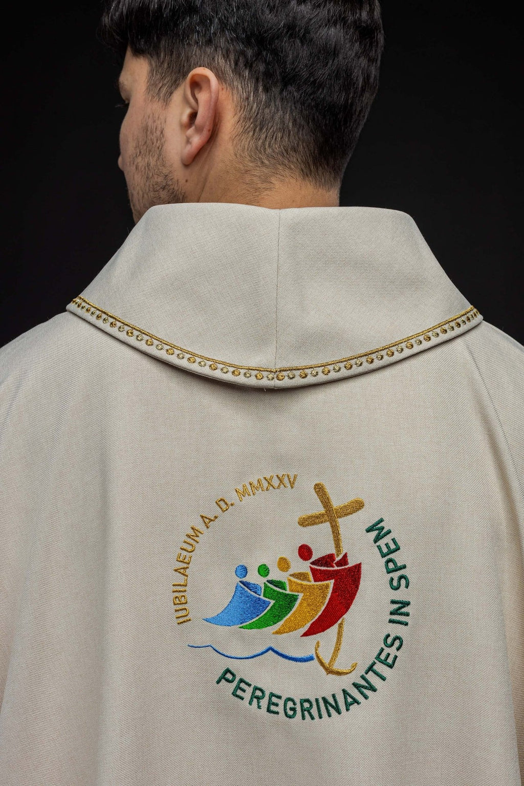 Ornat z haftem JUBILEUSZ RZYM 2025 z lamówką na kołnierzu w kolorze ecru