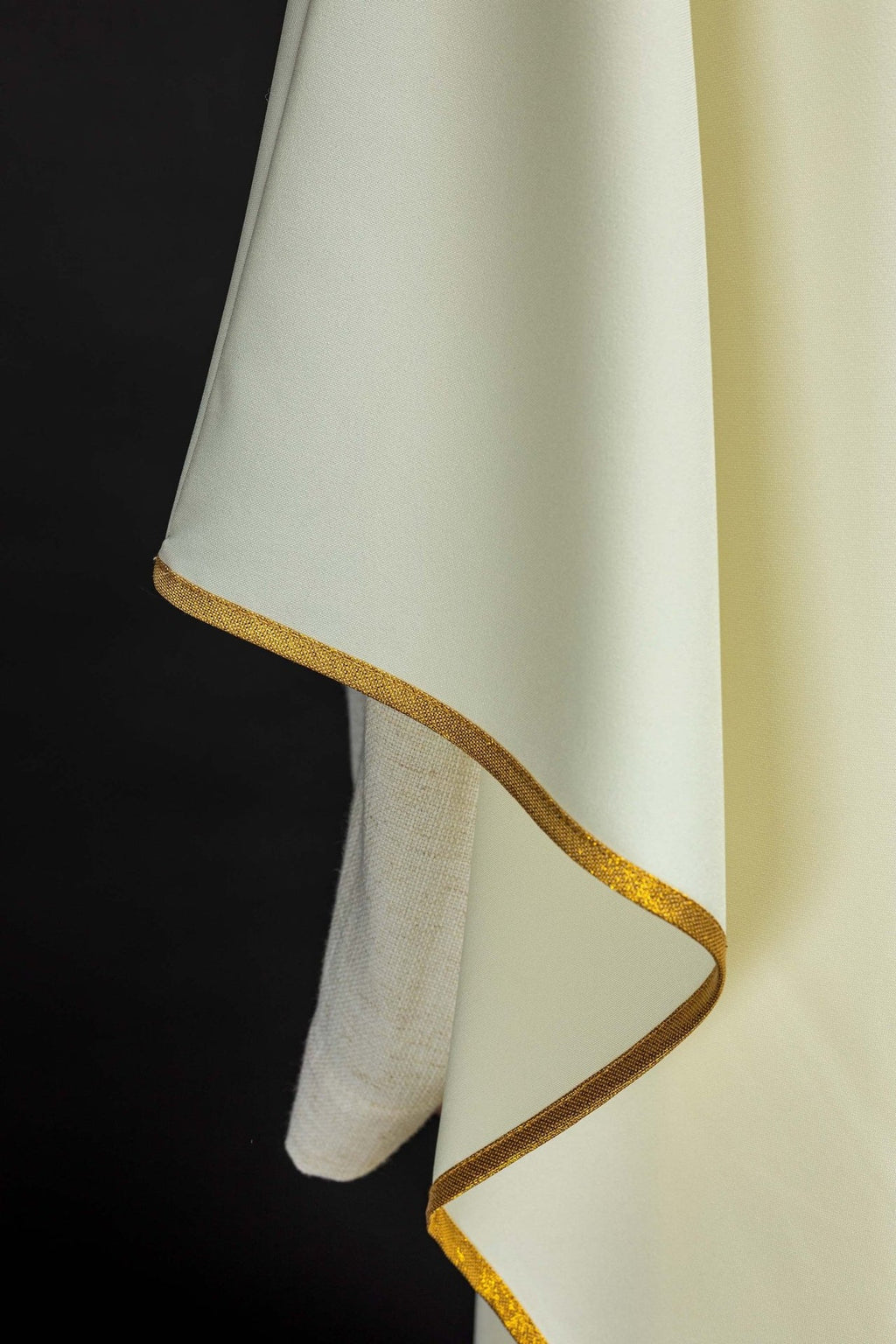 Ornat z haftem kielicha eucharystycznego w kolorze ecru