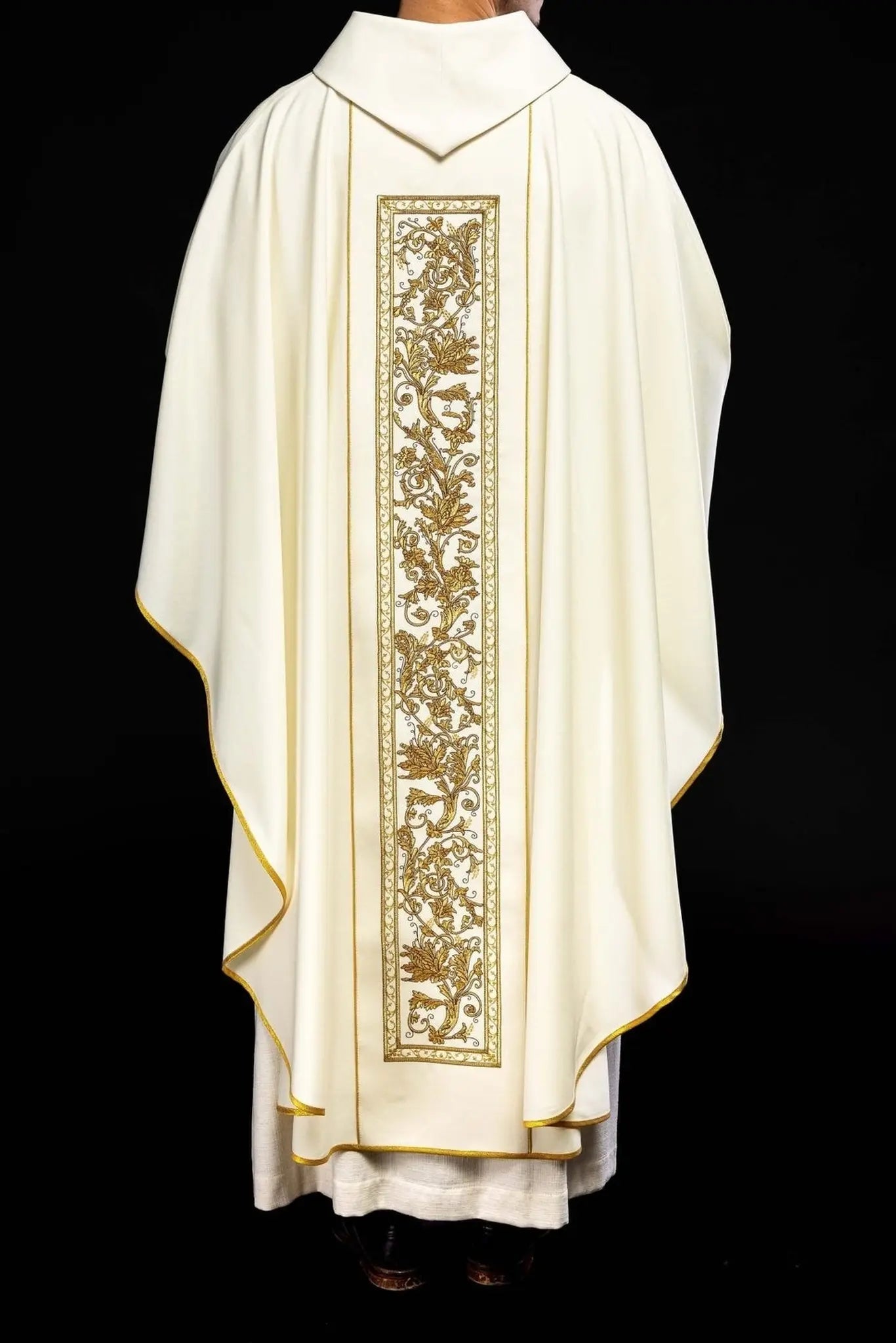 Chasuble avec broderie du calice eucharistique en écru